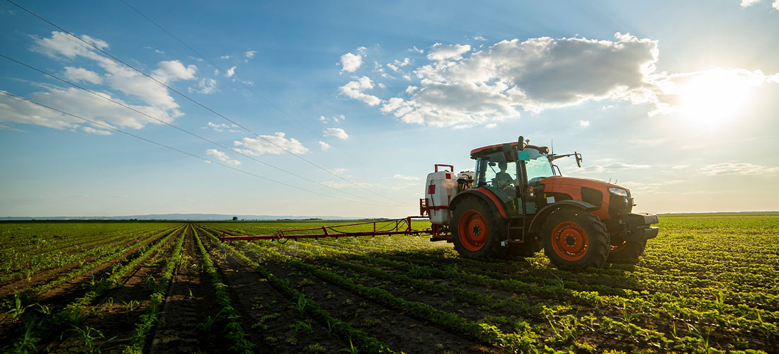 Trator num campo agrícola